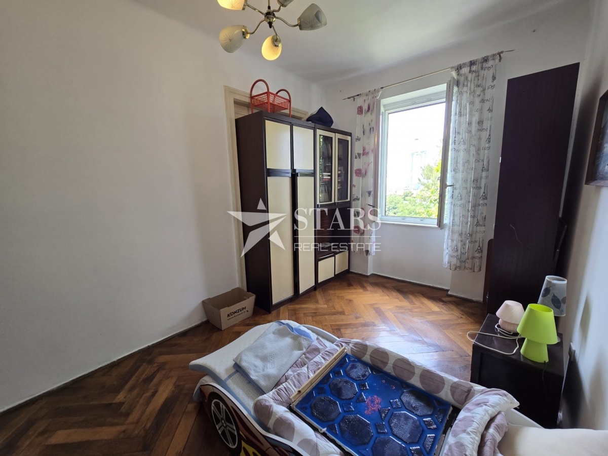 Rijeka, Mlaka – Prostorno 2-sobno stanovanje z dnevno sobo, balkonom in pogledom na morje