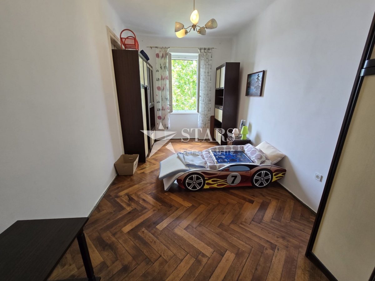 Rijeka, Mlaka – Prostorno 2-sobno stanovanje z dnevno sobo, balkonom in pogledom na morje