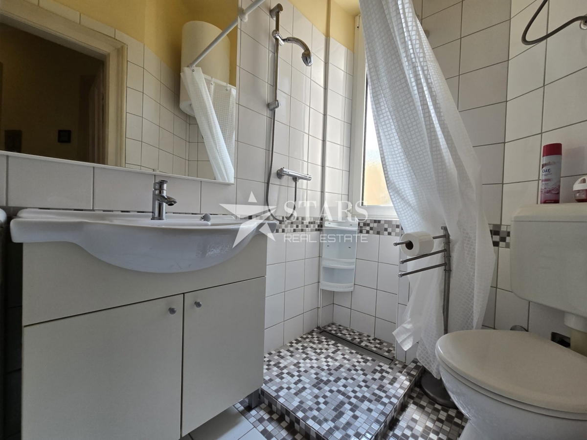 Rijeka, Mlaka – Prostorno 2-sobno stanovanje z dnevno sobo, balkonom in pogledom na morje