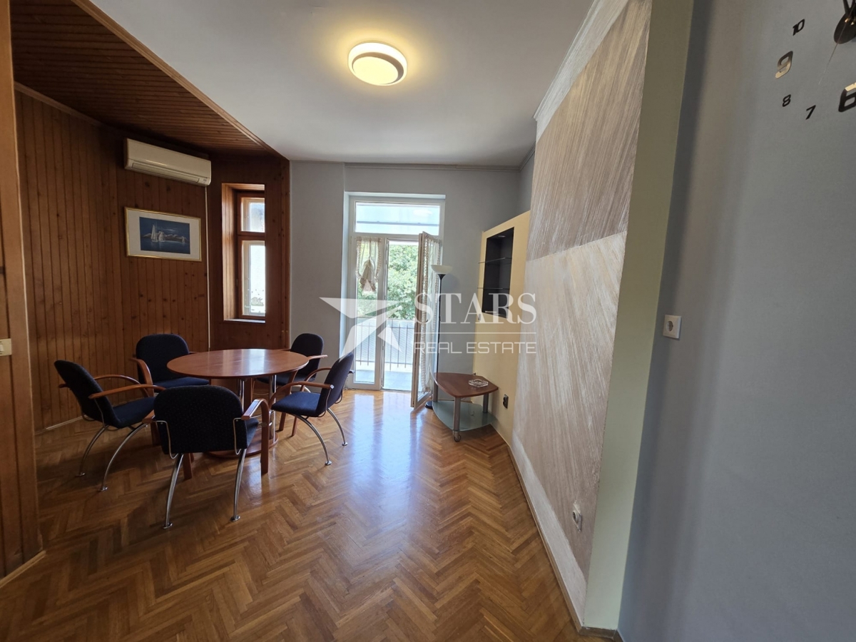 Rijeka, Mlaka – Prostorno 2-sobno stanovanje z dnevno sobo, balkonom in pogledom na morje