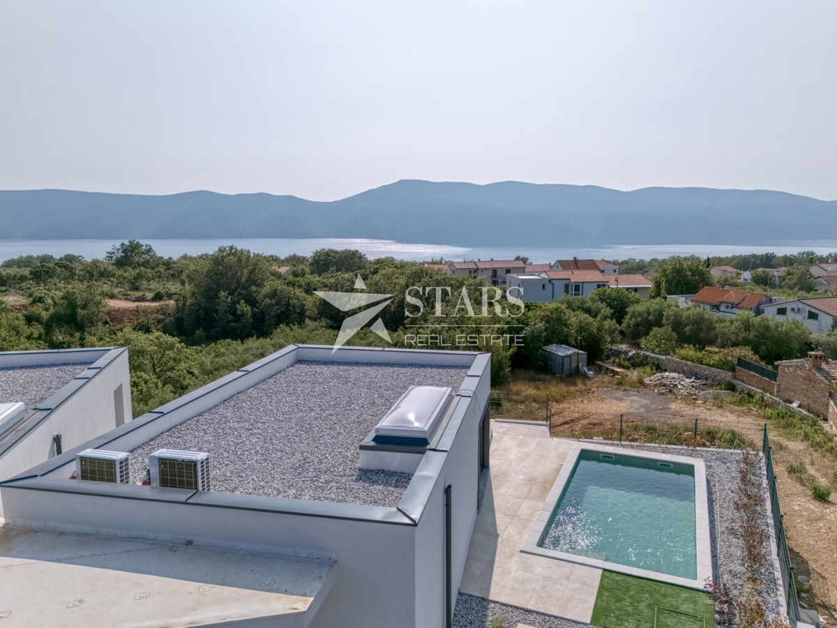 Krk, Brzac – Moderna dvojna vila z bazenom, strešno teraso in pogledom na morje