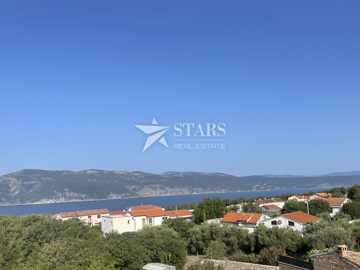 Krk, Brzac – Moderna dvojna vila z bazenom, strešno teraso in pogledom na morje