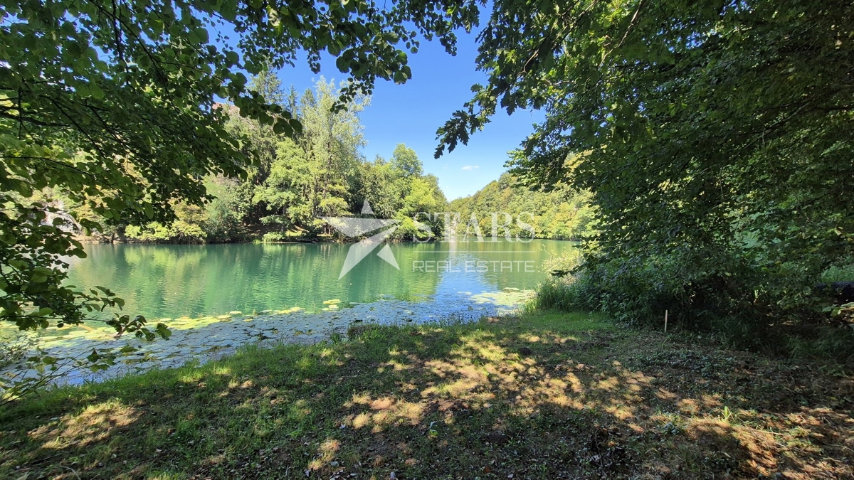 Generalski Stol, Bukovlje – Urejeno kmetijsko zemljišče ob reki Mrežnici