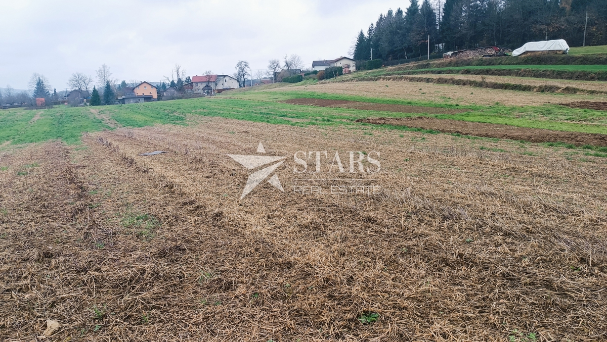 Barilović - Zemljišče v gradbeni coni 2 485 m2