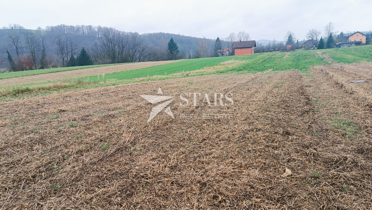 Barilović - Zemljišče v gradbeni coni 2 485 m2