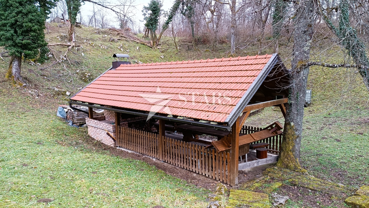 Ogulin , Zazidljivo zemljišče z leseno hišo - oaza miru