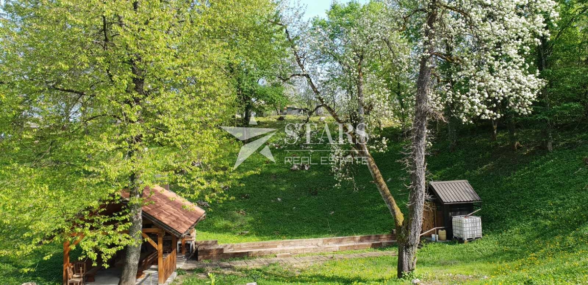 Ogulin , Zazidljivo zemljišče z leseno hišo - oaza miru