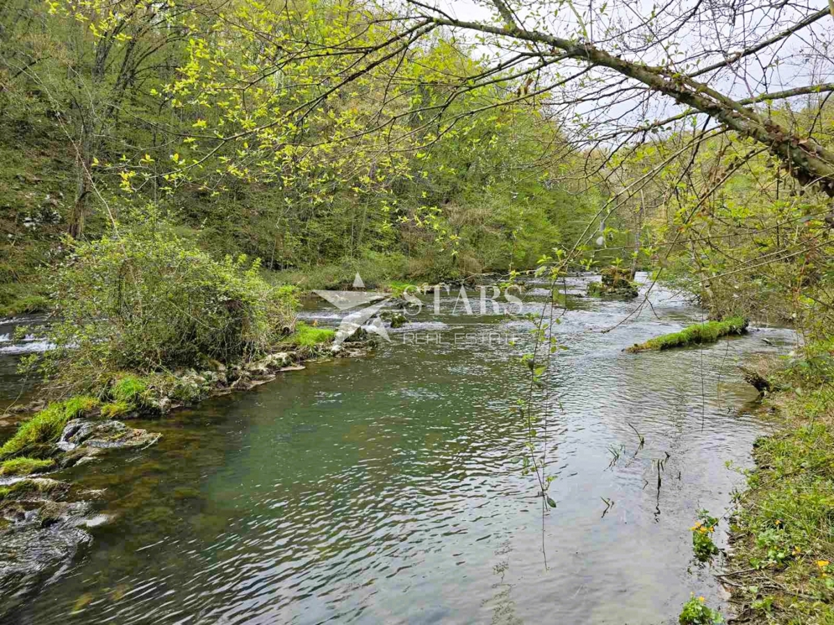 Ogulin , Zazidljivo zemljišče z leseno hišo - oaza miru