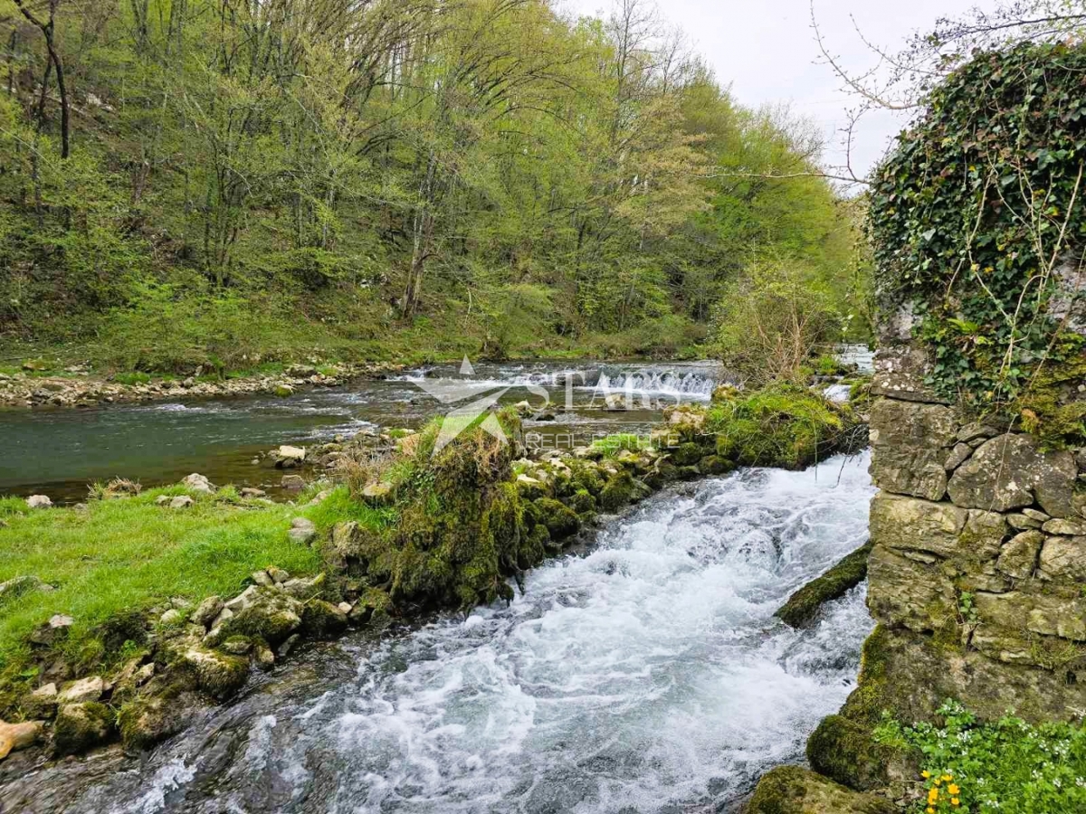 Ogulin , Zazidljivo zemljišče z leseno hišo - oaza miru