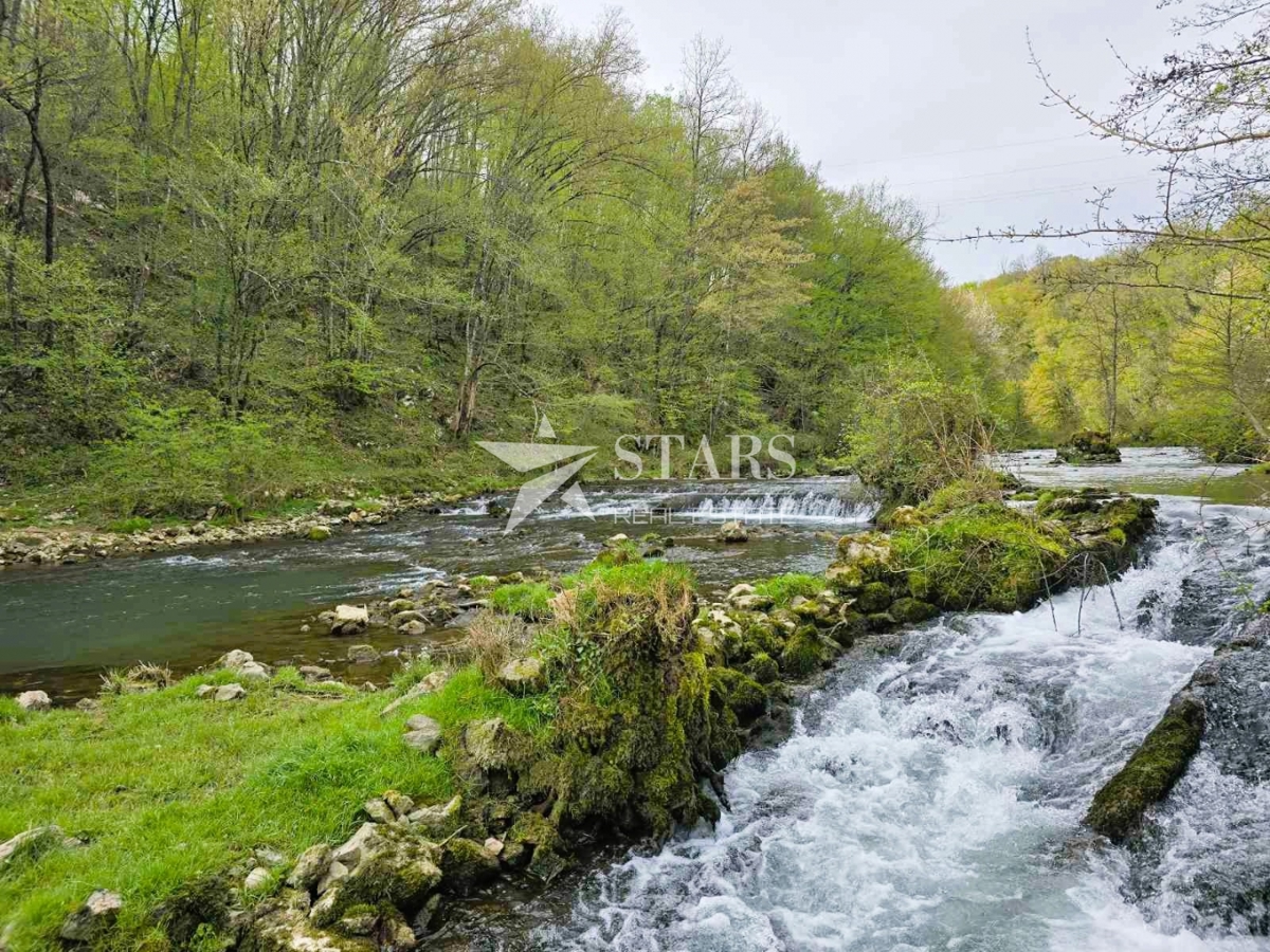 Ogulin , Zazidljivo zemljišče z leseno hišo - oaza miru
