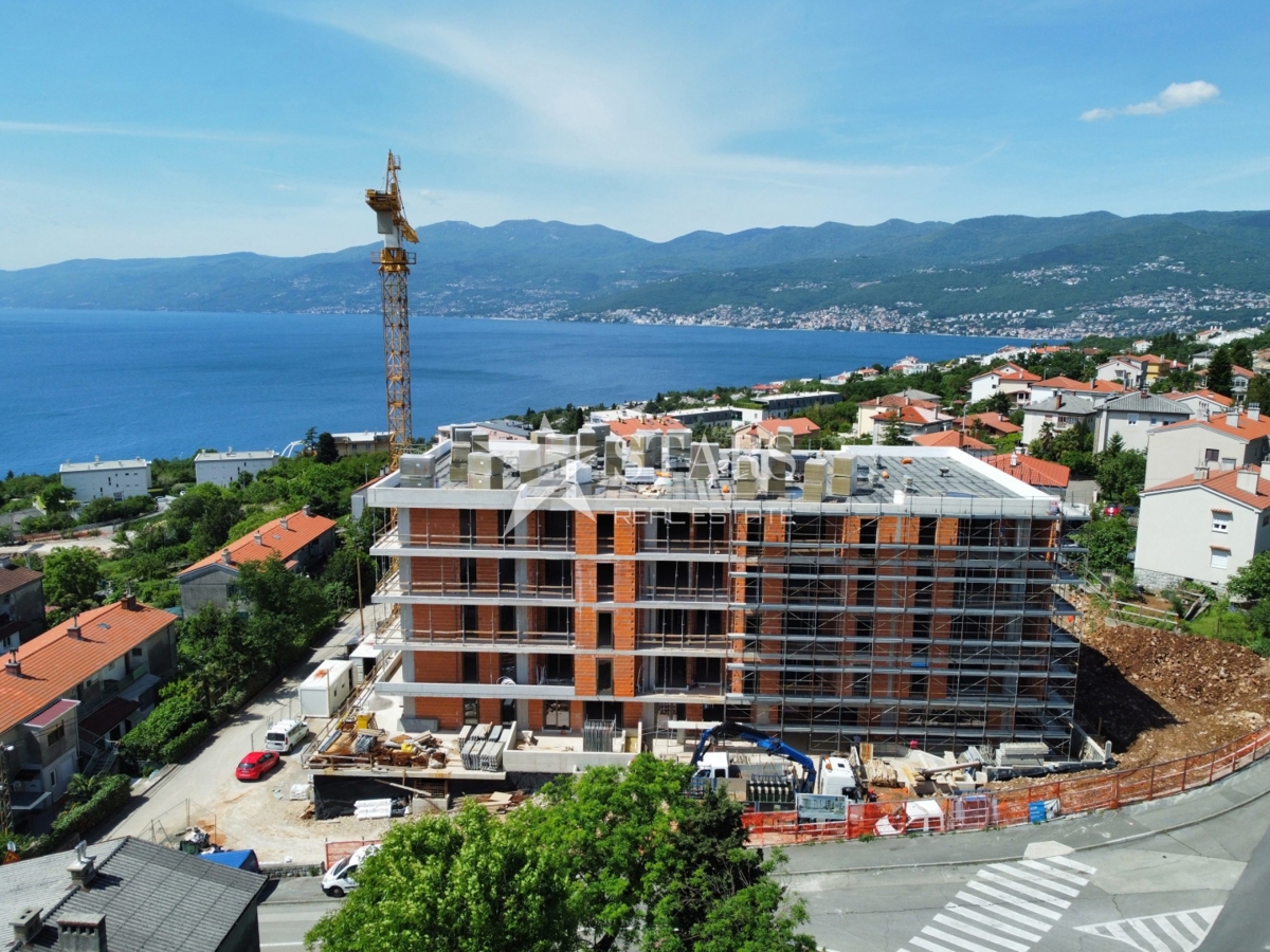 Rijeka, Zamet – RAZKOŠNO 3-SOBNO STANOVANJE Z DNEVNO SOBO V 4. NADSTROPJU