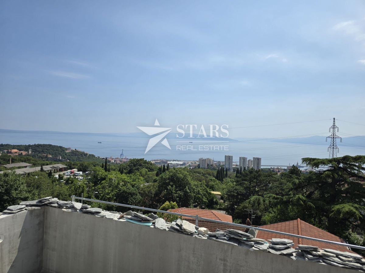 Rijeka, Kozala – Luksuzno 3-sobno stanovanje s strešno teraso in bazenom