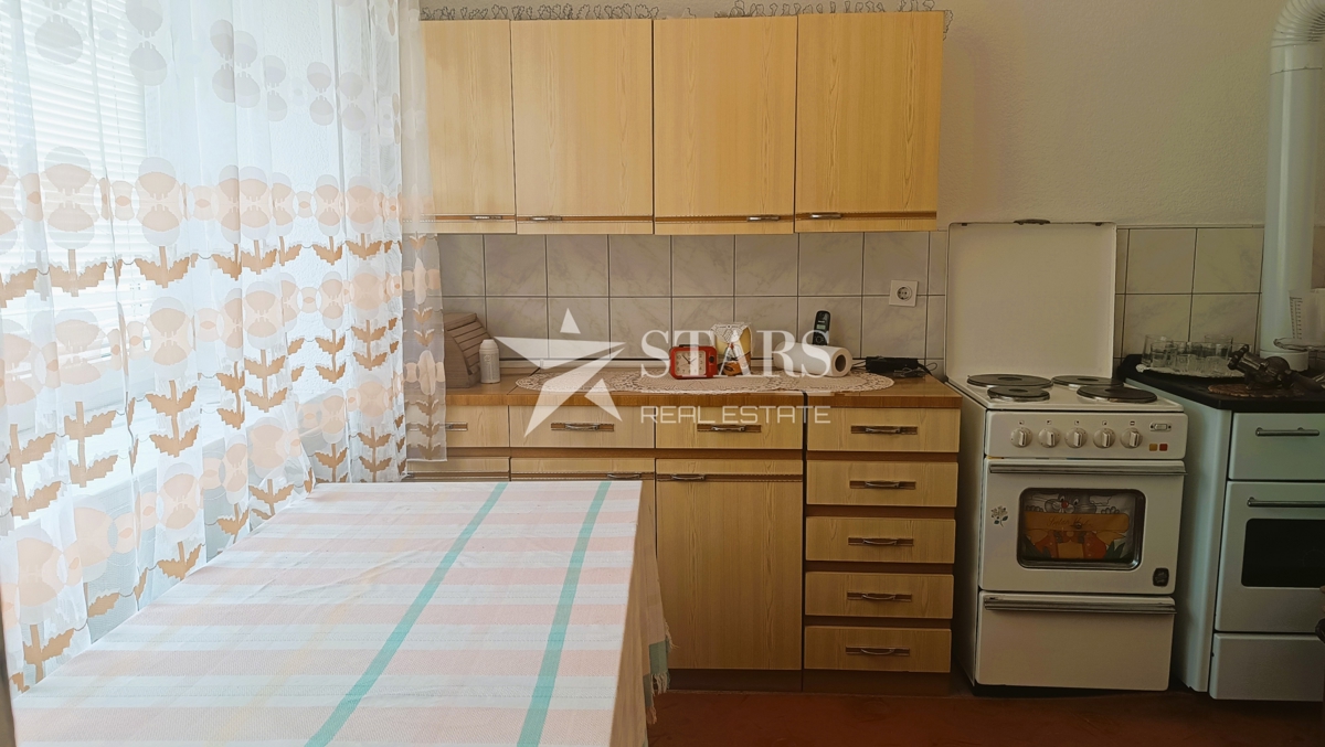 Moravice - Dvosobno stanovanje z garažo, vrtom in legalizirano hišo