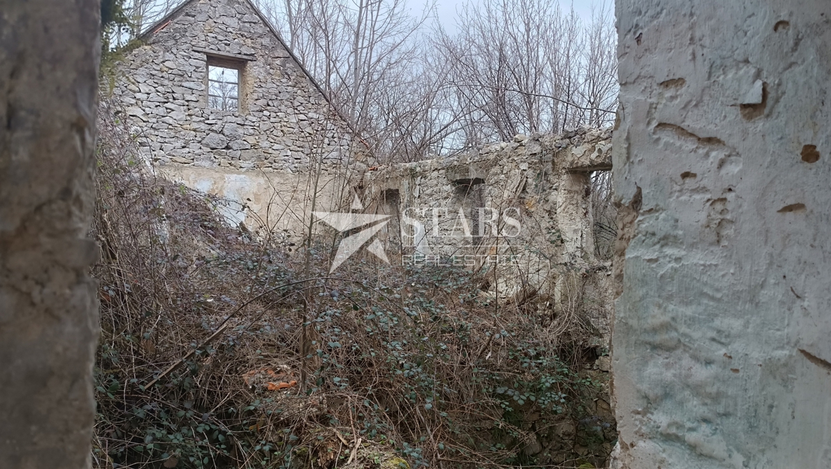 Plaški - Stavbno in kmetijsko zemljišče z ruševinami