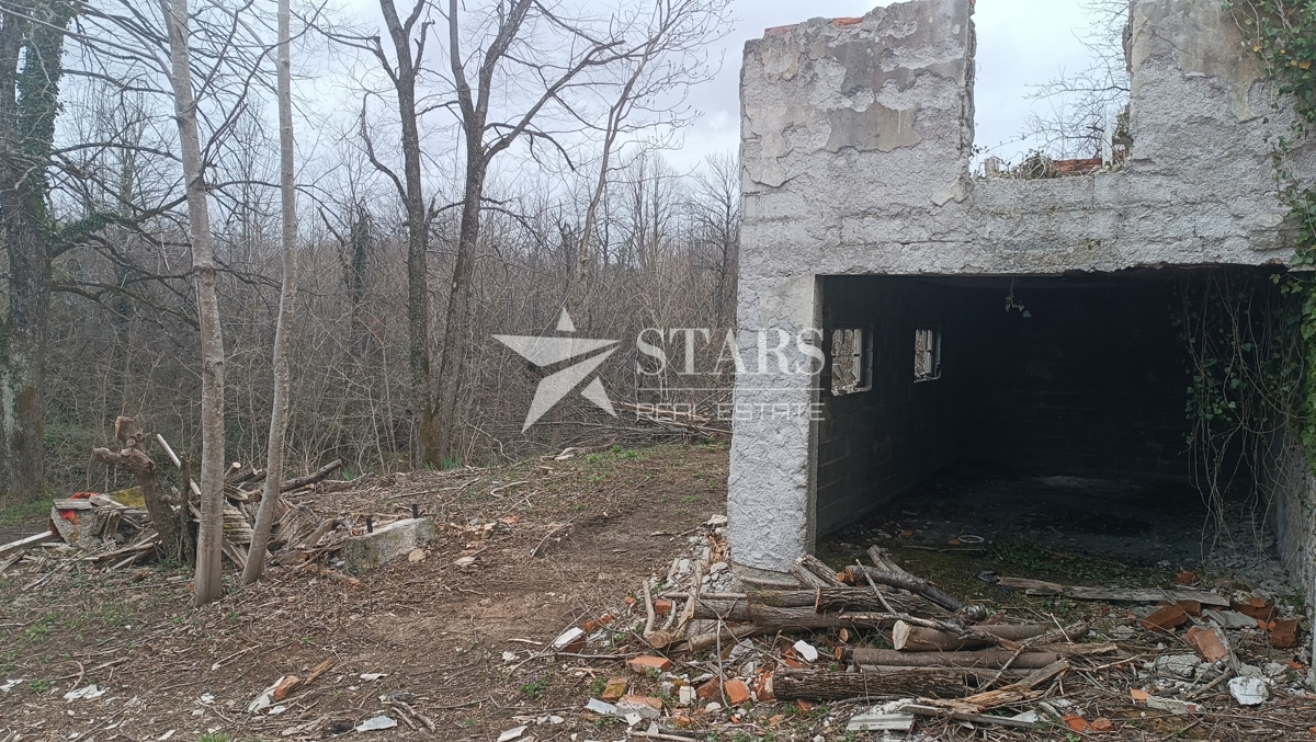 Plaški - Stavbno in kmetijsko zemljišče z ruševinami