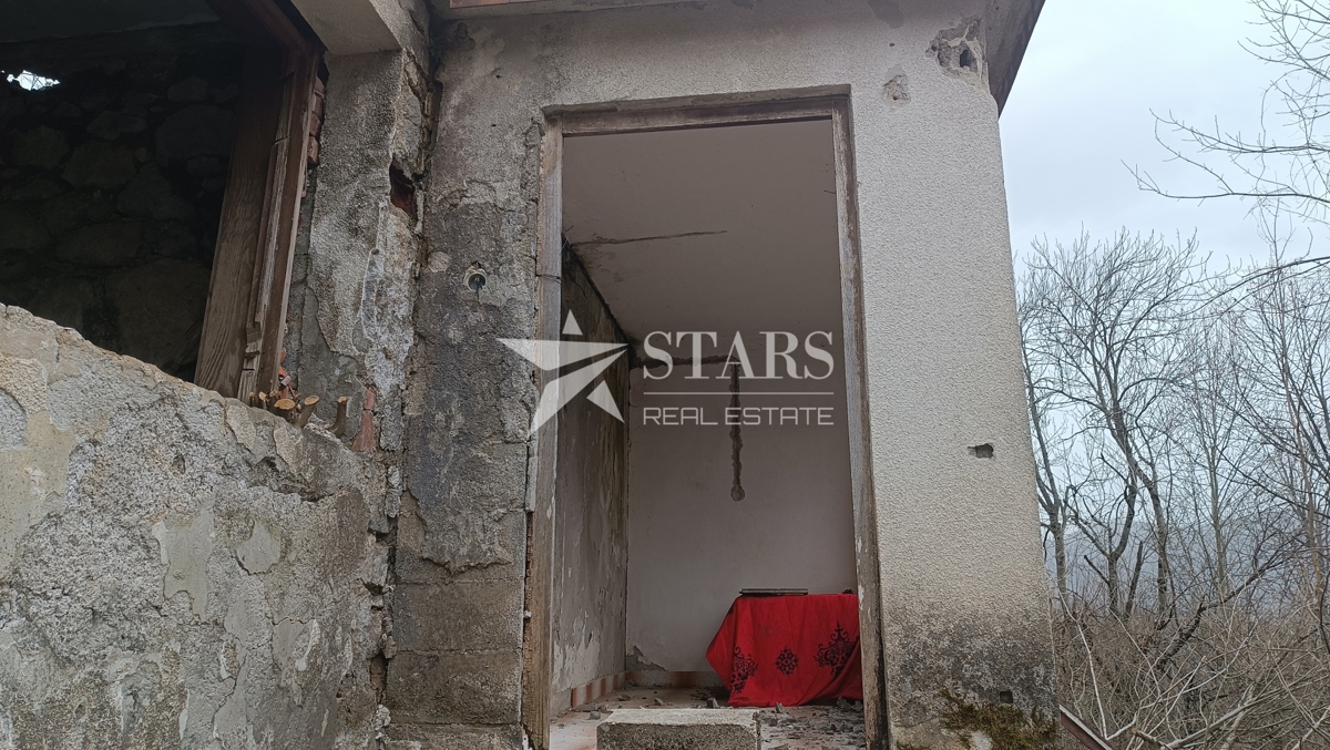 Plaški - Stavbno in kmetijsko zemljišče z ruševinami