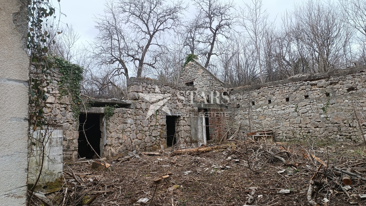 Plaški - Stavbno in kmetijsko zemljišče z ruševinami
