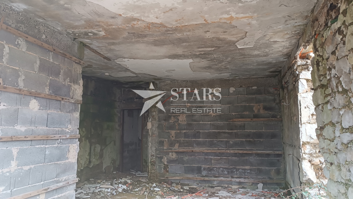 Plaški - Stavbno in kmetijsko zemljišče z ruševinami