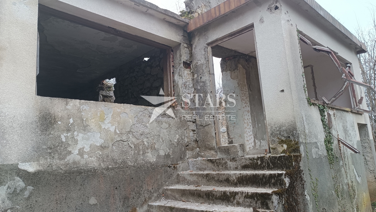 Plaški - Stavbno in kmetijsko zemljišče z ruševinami