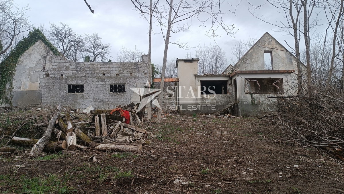 Plaški - Stavbno in kmetijsko zemljišče z ruševinami