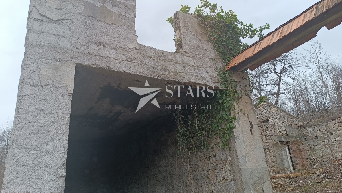 Plaški - Stavbno in kmetijsko zemljišče z ruševinami