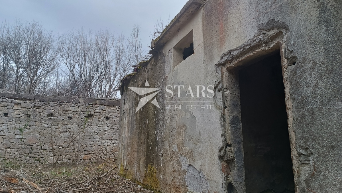 Plaški - Stavbno in kmetijsko zemljišče z ruševinami