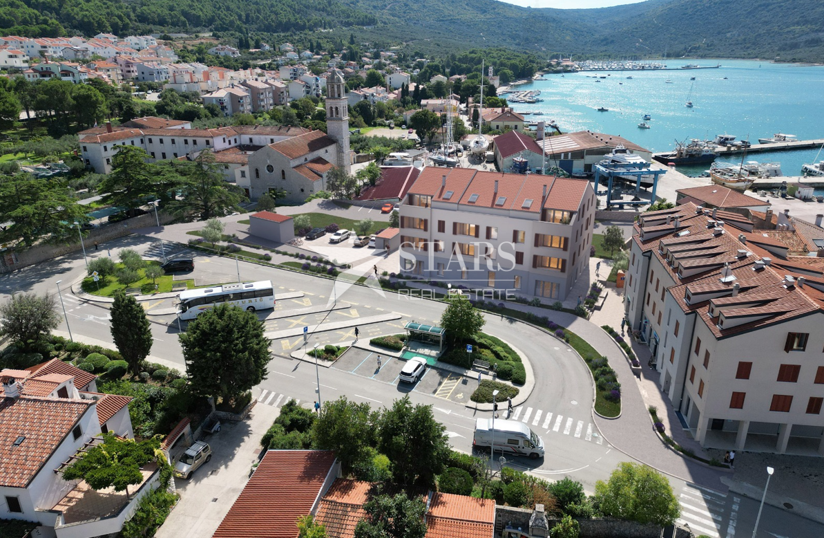 OTOK CRES, GRAD CRES – 2 spalnice + dnevna soba, drugo nadstropje, rhunska novogradnja v strogem centru, 50 m od morja