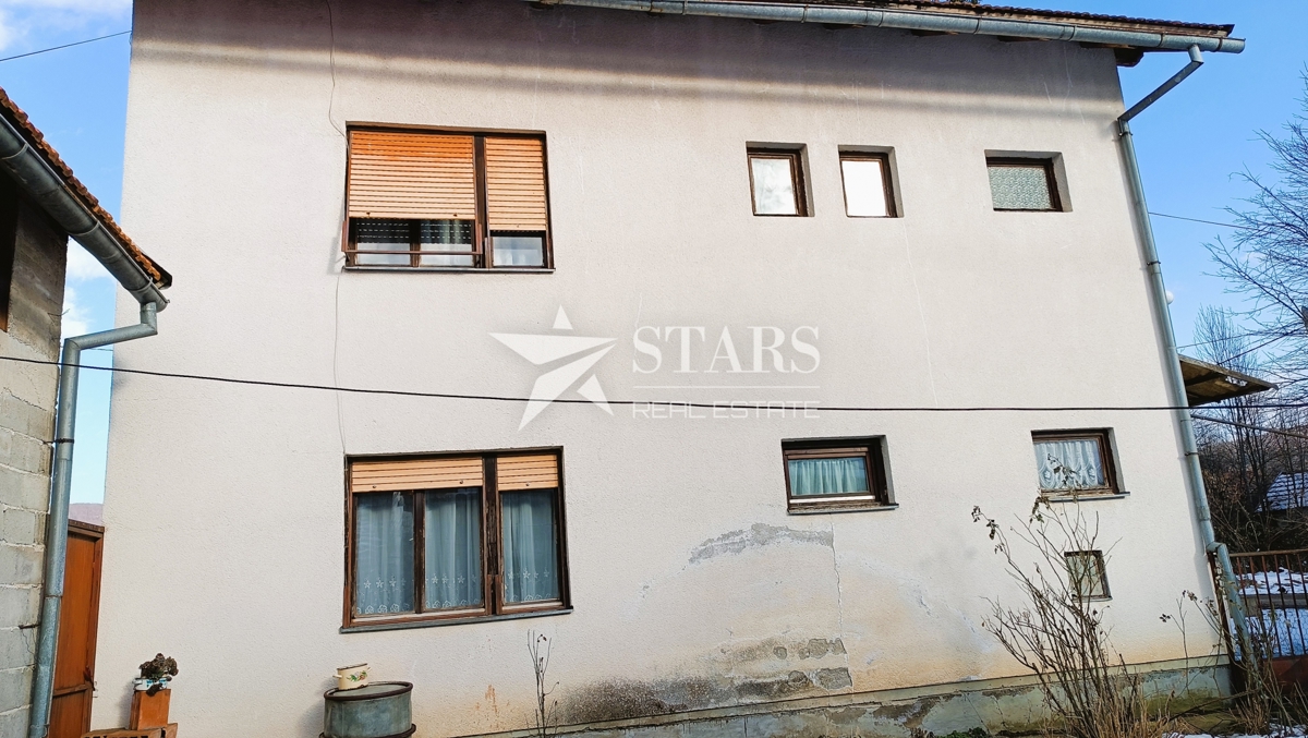 Plaški - Hiša z gospodarskimi poslopji in njivo