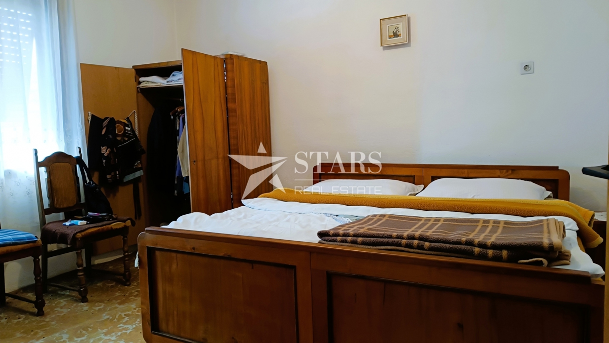 Plaški - Hiša z gospodarskimi poslopji in njivo
