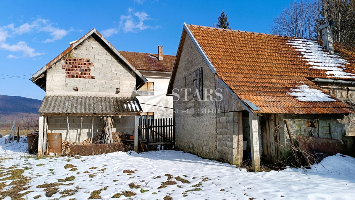 Plaški - Hiša z gospodarskimi poslopji in njivo