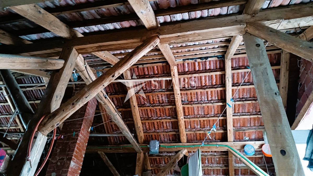 Plaški - Hiša z gospodarskimi poslopji in njivo