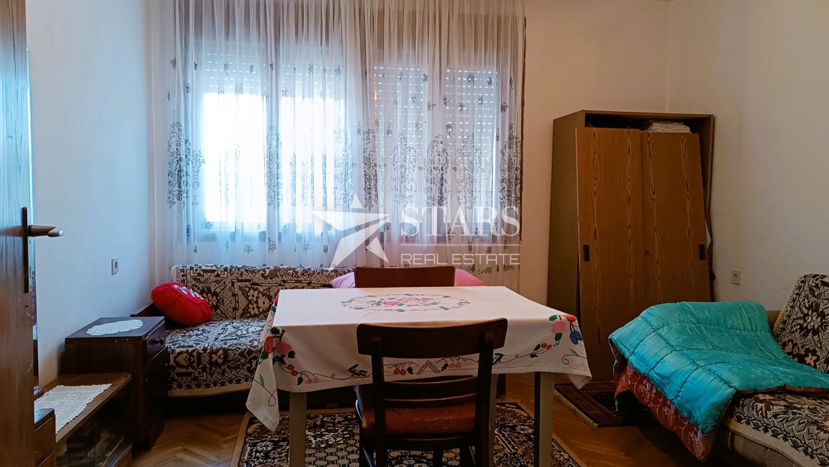 Plaški - Hiša z gospodarskimi poslopji in njivo