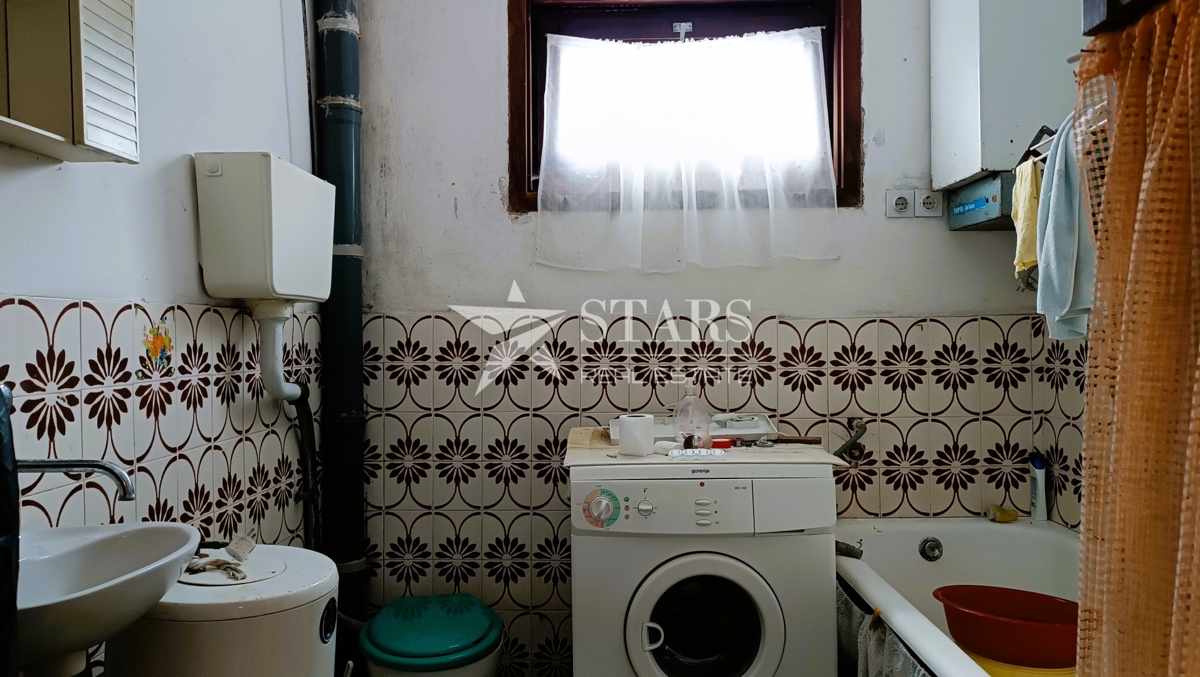 Plaški - Hiša z gospodarskimi poslopji in njivo