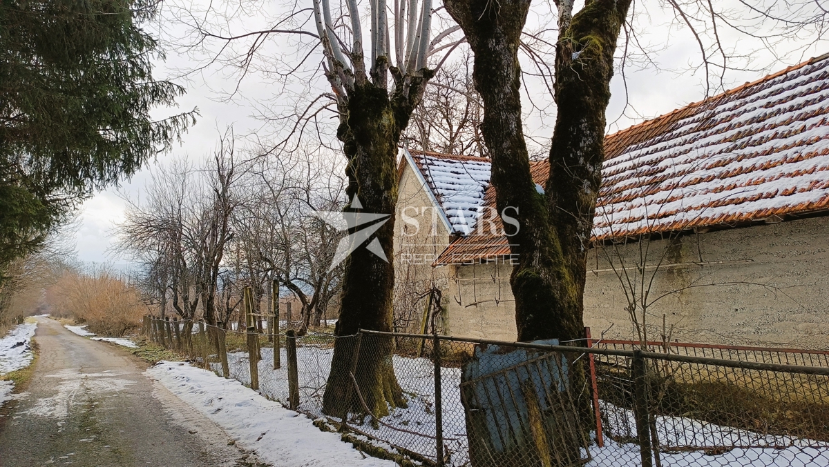 Plaški - Hiša z gospodarskimi poslopji in njivo