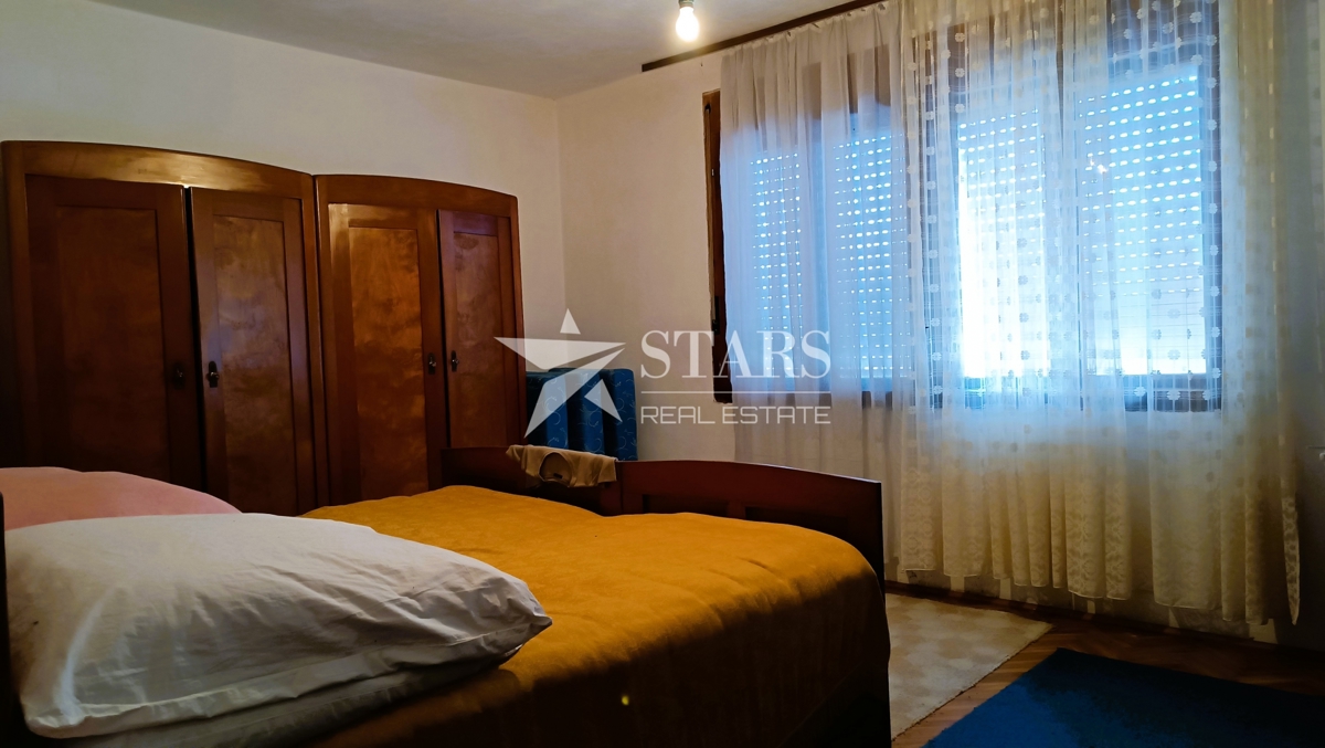 Plaški - Hiša z gospodarskimi poslopji in njivo