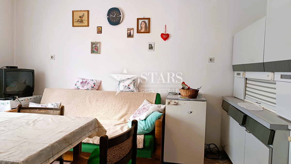 Plaški - Hiša z gospodarskimi poslopji in njivo