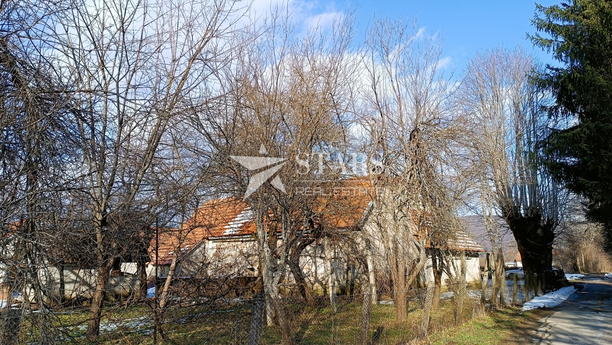 Plaški - Hiša z gospodarskimi poslopji in njivo