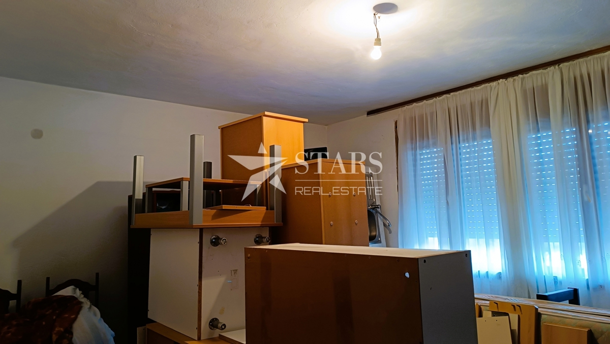 Plaški - Hiša z gospodarskimi poslopji in njivo