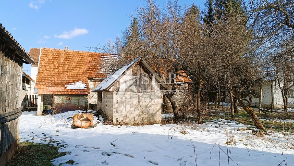 Plaški - Hiša z gospodarskimi poslopji in njivo