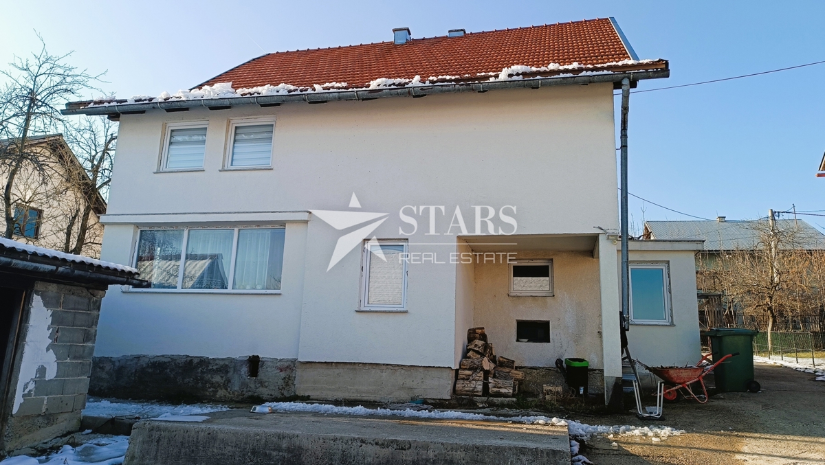 Plaški - Hiša v bližini centra