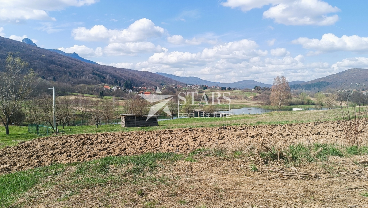 Ogulin - Na prodaj je gradbeno zemljišče s skupno površino 1.374 m².