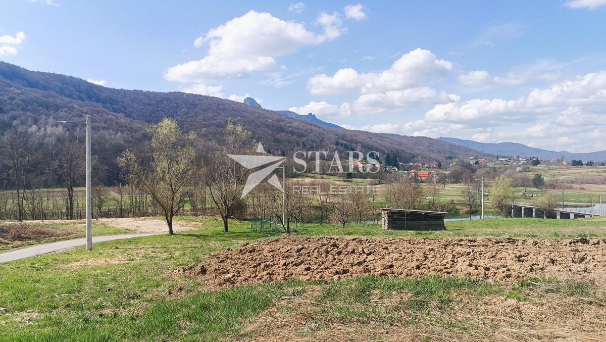 Ogulin - Na prodaj je gradbeno zemljišče s skupno površino 1.374 m².
