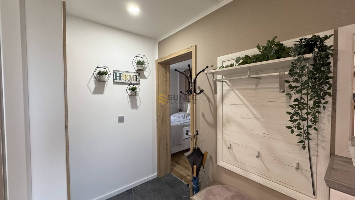 Mesto Krk samostojna hiša z dvema ločenima stanovanjem in pogledom na morje!