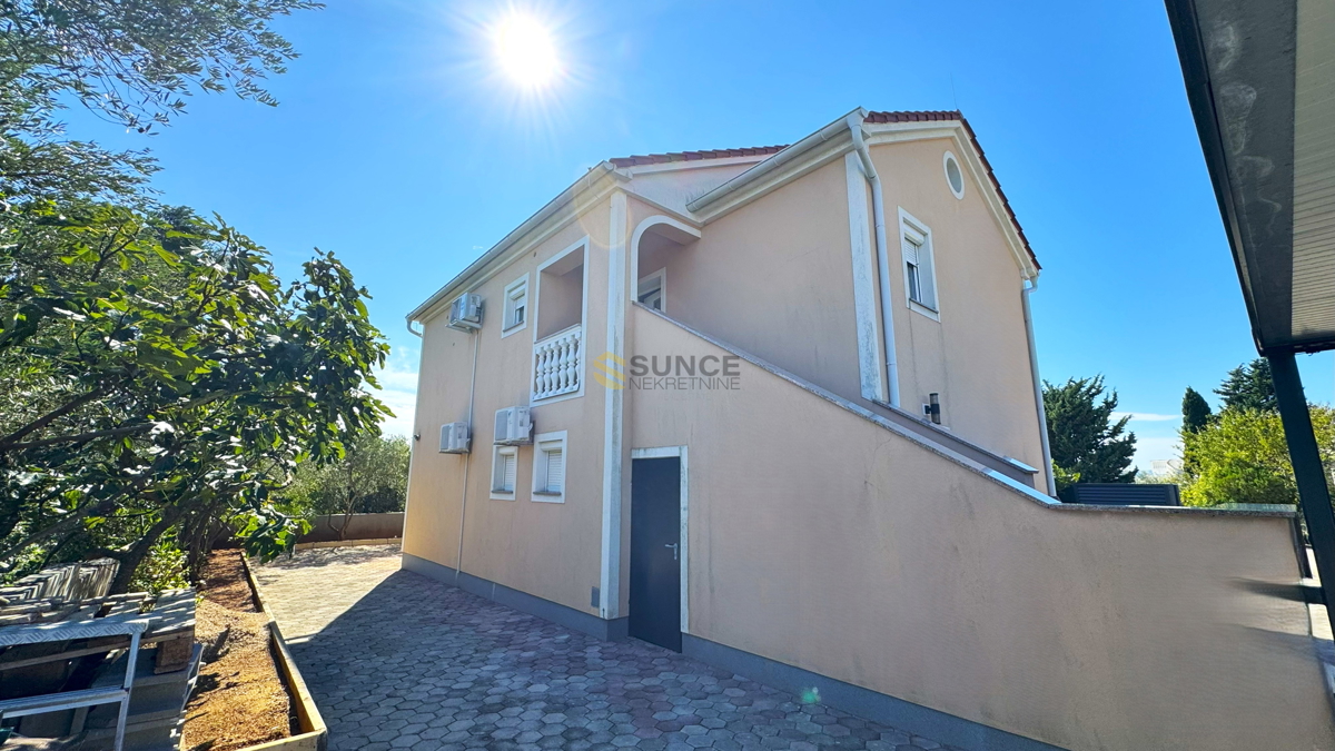 Mesto Krk samostojna hiša z dvema ločenima stanovanjem in pogledom na morje!