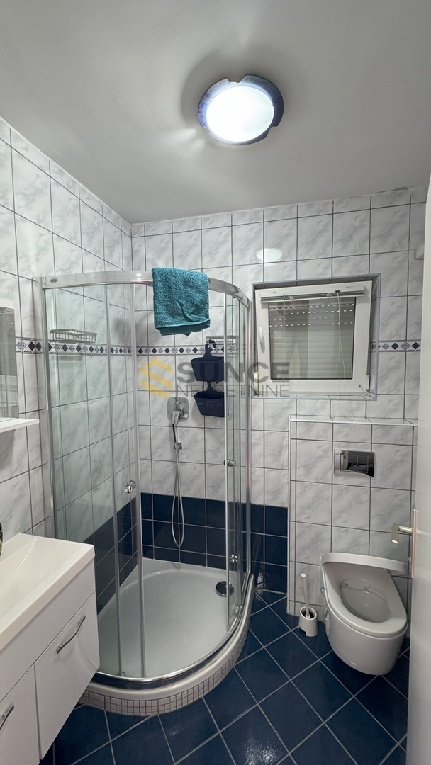 Mesto Krk samostojna hiša z dvema ločenima stanovanjem in pogledom na morje!