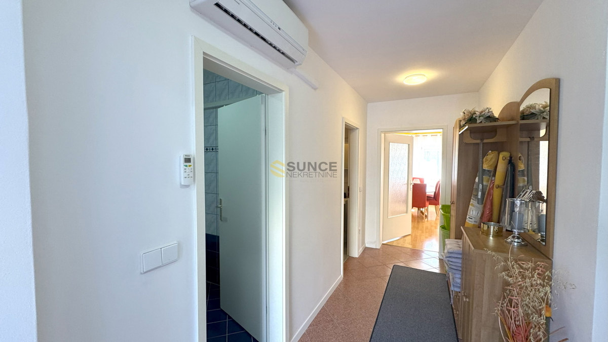 Mesto Krk samostojna hiša z dvema ločenima stanovanjem in pogledom na morje!