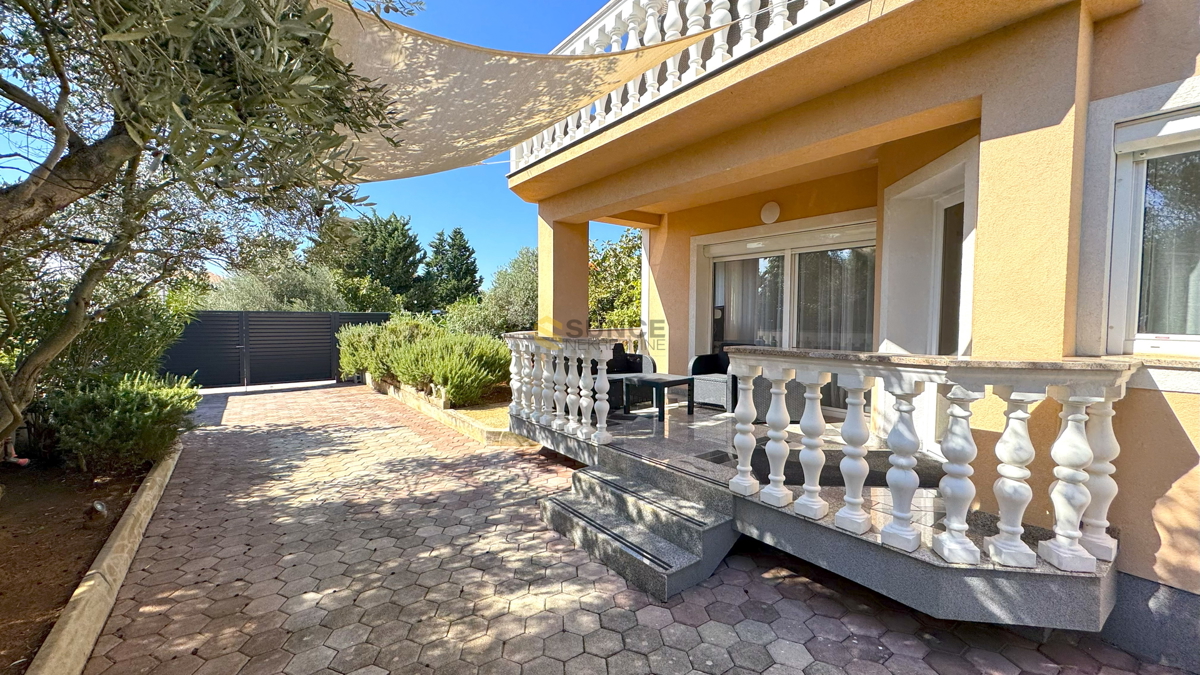 Mesto Krk samostojna hiša z dvema ločenima stanovanjem in pogledom na morje!