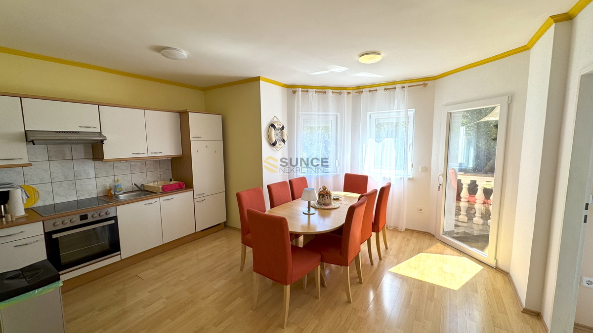 Mesto Krk samostojna hiša z dvema ločenima stanovanjem in pogledom na morje!