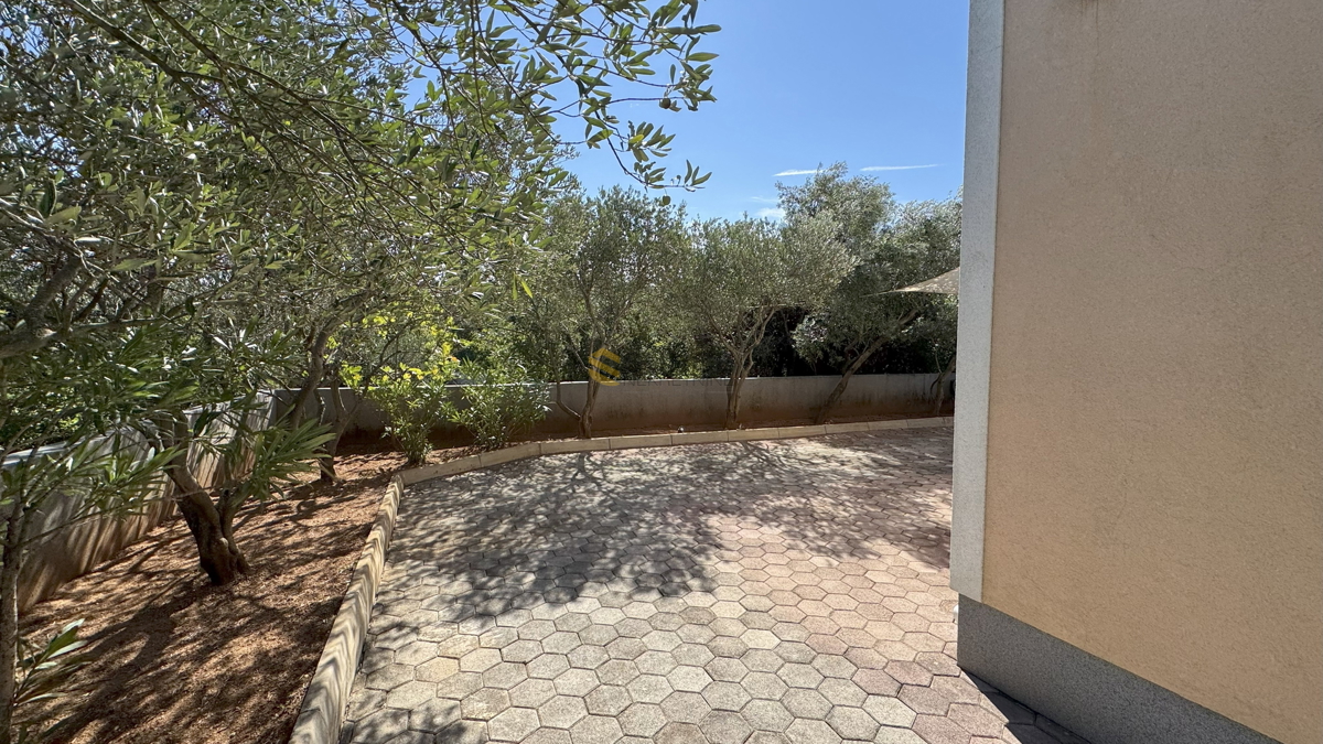 Mesto Krk samostojna hiša z dvema ločenima stanovanjem in pogledom na morje!