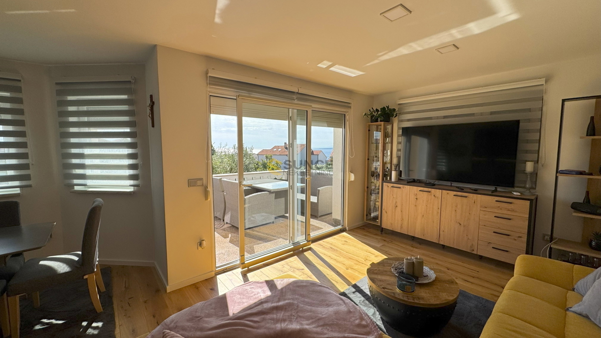 Mesto Krk samostojna hiša z dvema ločenima stanovanjem in pogledom na morje!